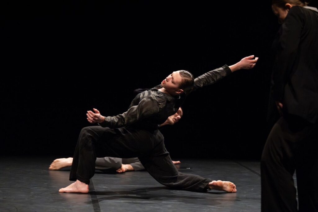National Academy of Theatre Arts Smoke chor.ErykMakohon DominikaSerwin photo Nada Zgank